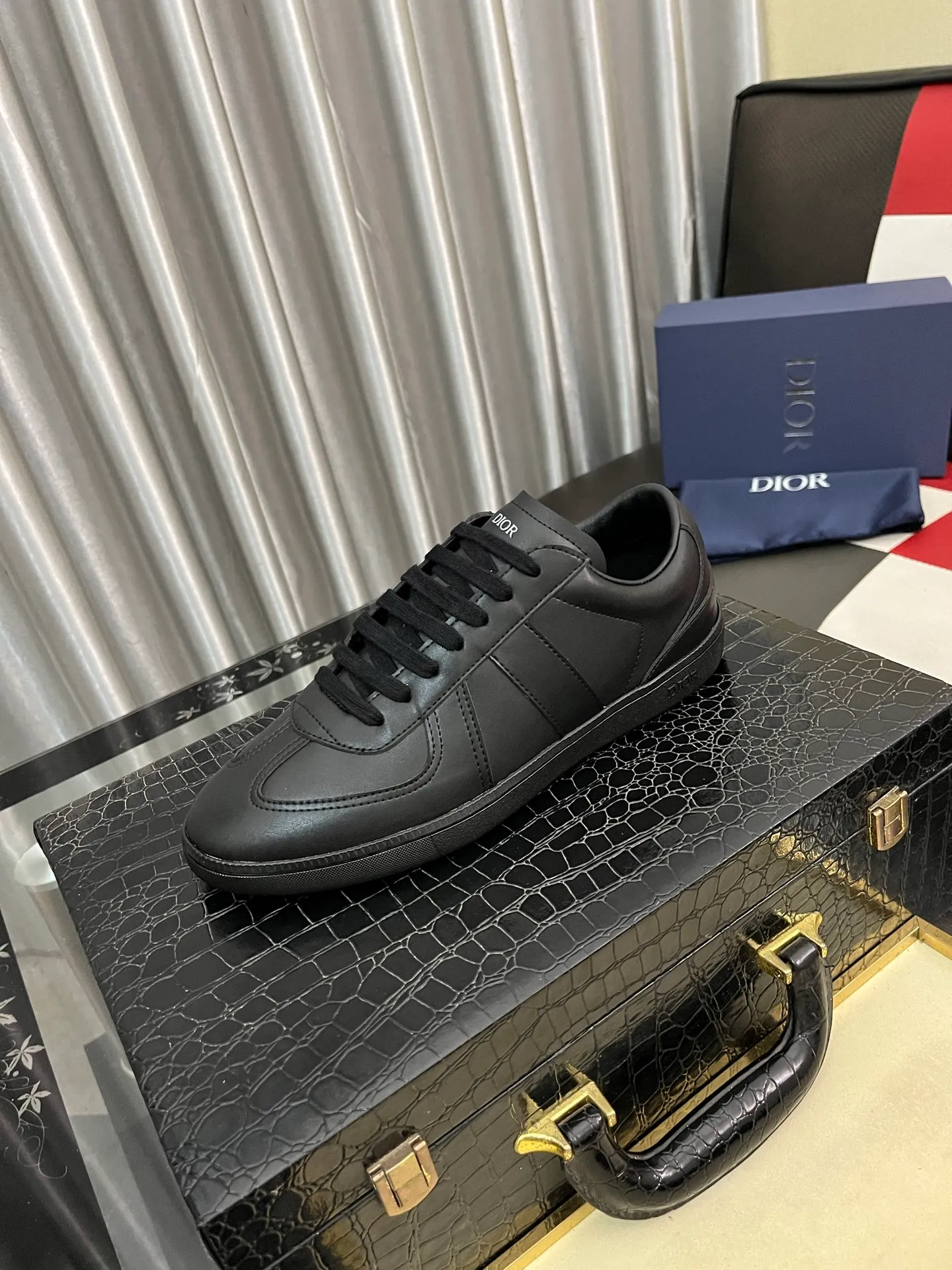 Men's shoes 💰380⌚️⌚️ 【Dior*DIAO】original quality.~ Unique modern style sneakers. 🏃A must-have casual shoe for trendy men😍😍 Original brand imported from Italy, imported original leather, sheep lining (refuses to discolor and grind feet) Sole: Original sole provided by the original factory, French lazy style design ⚠️Fit to the feet, original quality, super comfortable original sole. Code number: 38-442️⃣Colors available